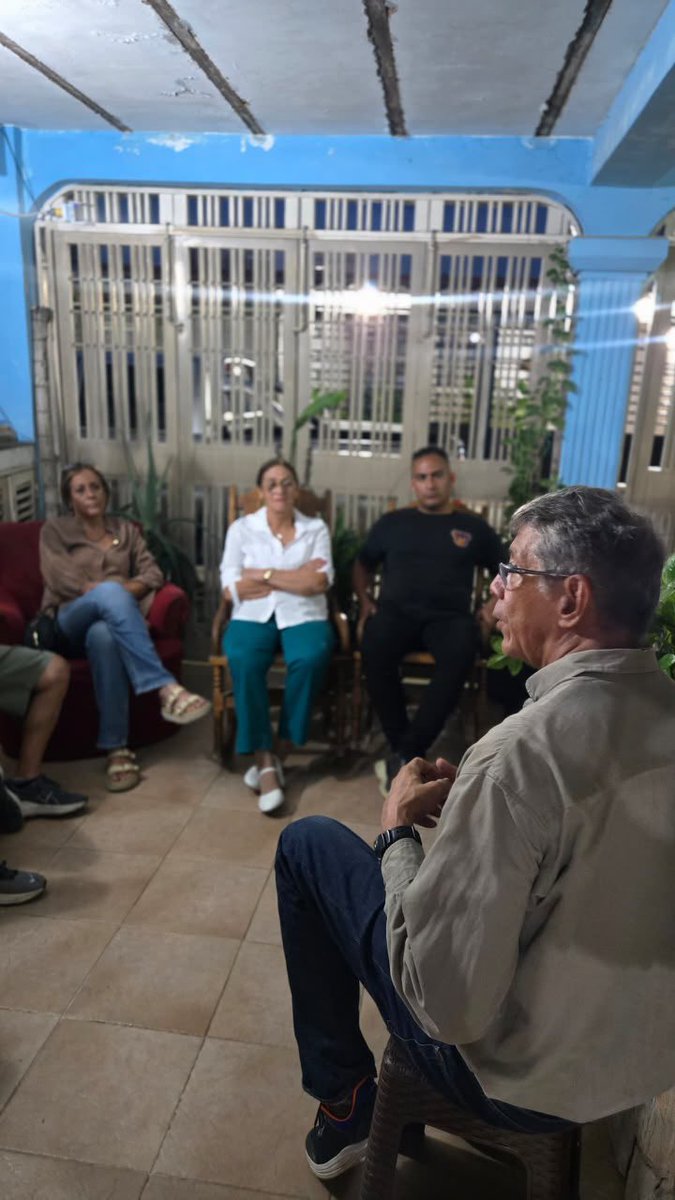 VenteAragua's tweet photo. Conversando de cerca con los vecinos de la Urb. Ciudad Jardín en Cagua, municipio Sucre. 

En este espacio de Café Vente escuchamos sus preocupaciones y conversamos sobre el proyecto para construir la Venezuela de oportunidades que merecemos. 
¡Seguimos firmes! https://t.co/xsoDrJ2vdr