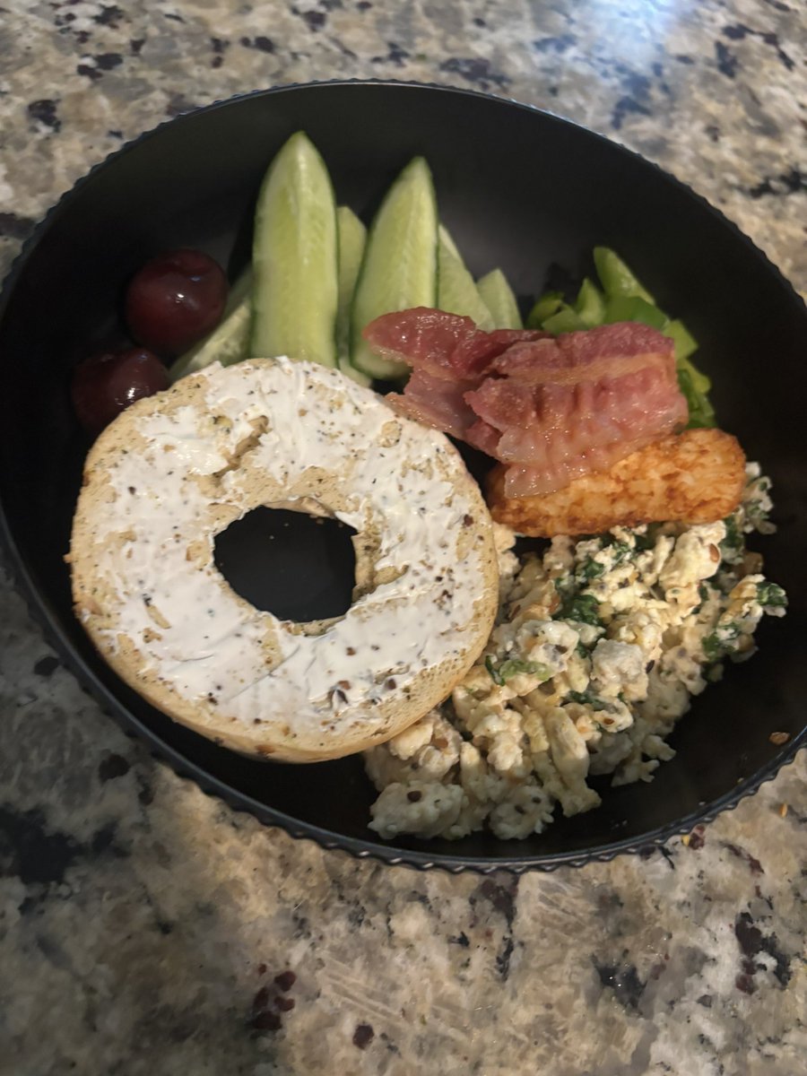 MeowouchMama's tweet photo. We love volume eating over here. Also sola bagels are so helpful but lowk taste like seasoned cardboard🙂‍↕️. https://t.co/4qkz71YgsL
