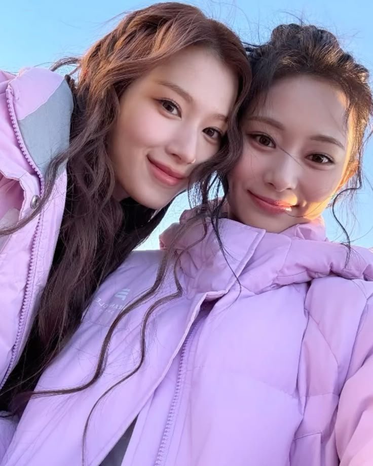 spirtedway's tweet photo. 🚨 ¿sabías que...? sana de twice dice que no sabía que su compañera de grupo, tzuyu, es taiwanesa 

"pensé que era lesbiana como yo" mencionó sana https://t.co/7abIGicczE