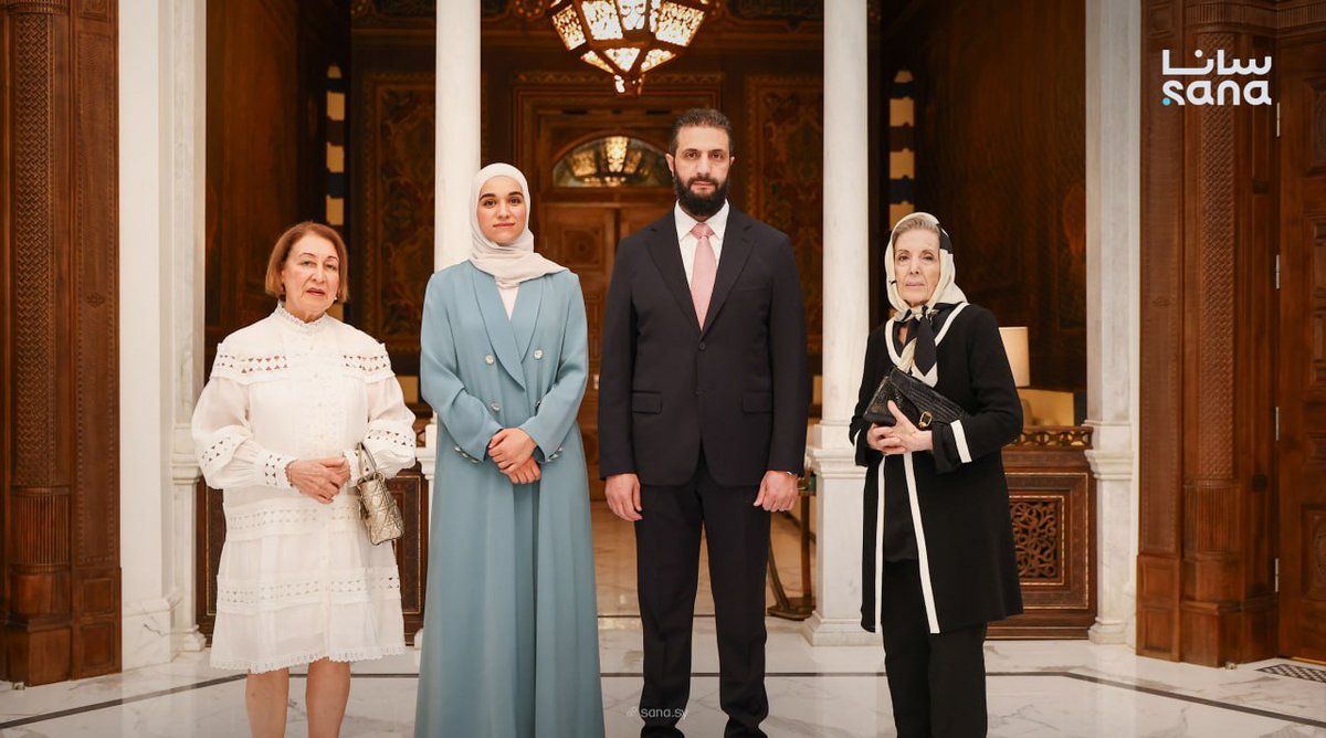 SANAEnOfficial's tweet photo. President Ahmad al-Sharaa and his wife, Mrs. Latifa al-Droubi, receives  Mrs. Hala Shukri al-Quwatli, daughter of late President Shukri al-Quwatli, and Mrs. Ilham Mohammad al-Ayesh, daughter of former Minister Mohammad al-Ayesh.

#Syria
#Ahmad_AlSharaa
#SANANews https://t.co/fRFldsMd55