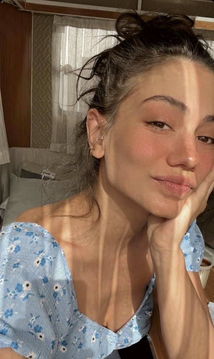 aiaicaroll's tweet photo. De fato, é uma beleza surreal. Sempre fico bestinha, Demet é o próprio padrão de beleza inalcançável 😌 https://t.co/AmkC0I5PIh