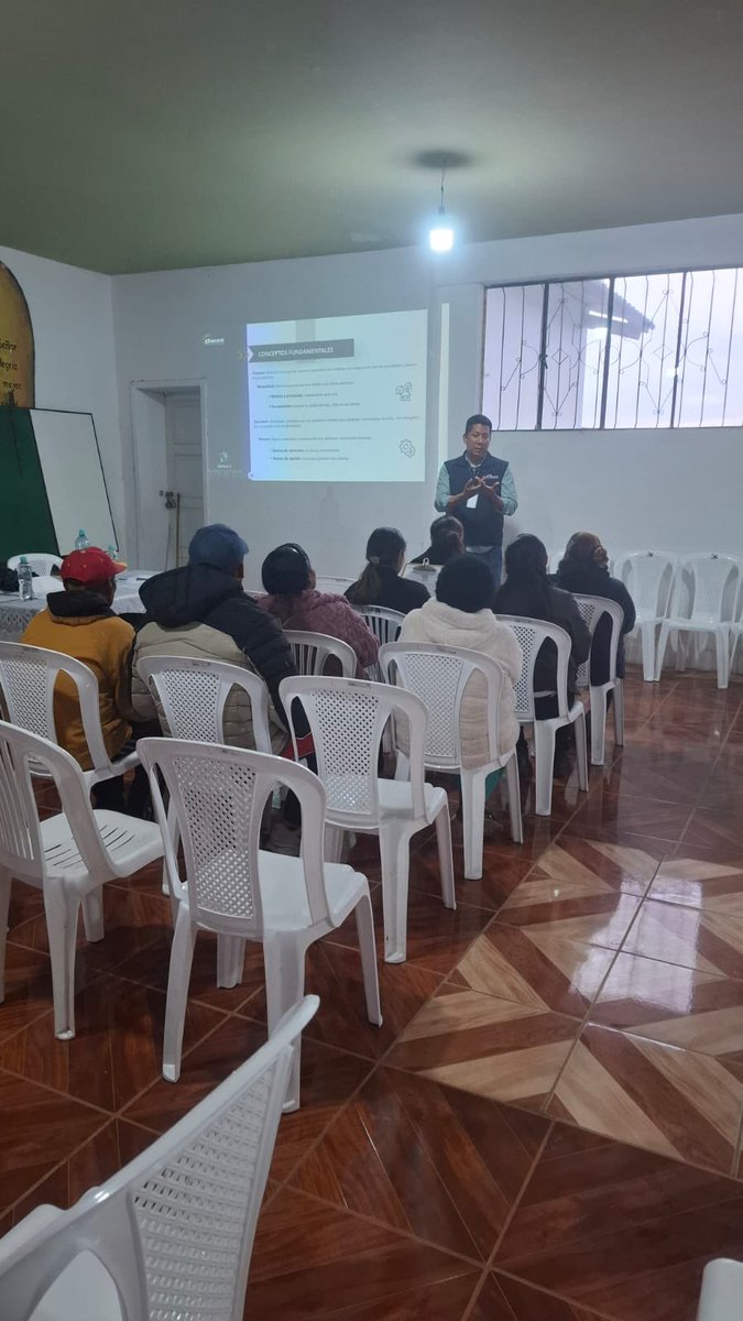 IESS_SSC's tweet photo. En articulación con el BIESS, impulsamos el Programa de Educación Financiera 2026 para acercar herramientas que ayuden a nuestras comunidades rurales y pescadoras artesanales a tomar mejores decisiones sobre sus recursos. https://t.co/I5Hc8E6X3x