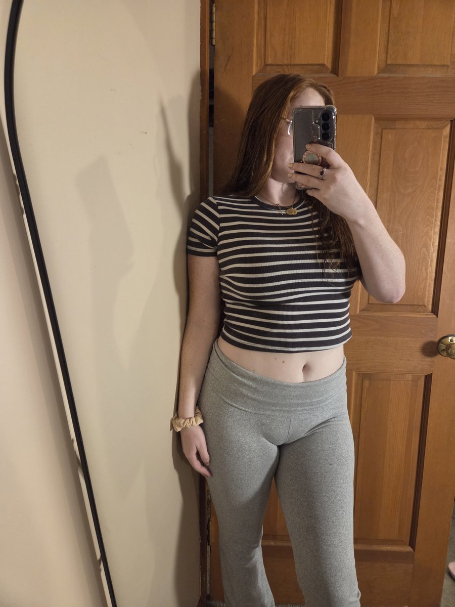 Rubyi19i's tweet photo. Would you check me out? Yes or no. https://t.co/kIhmcdjOYs