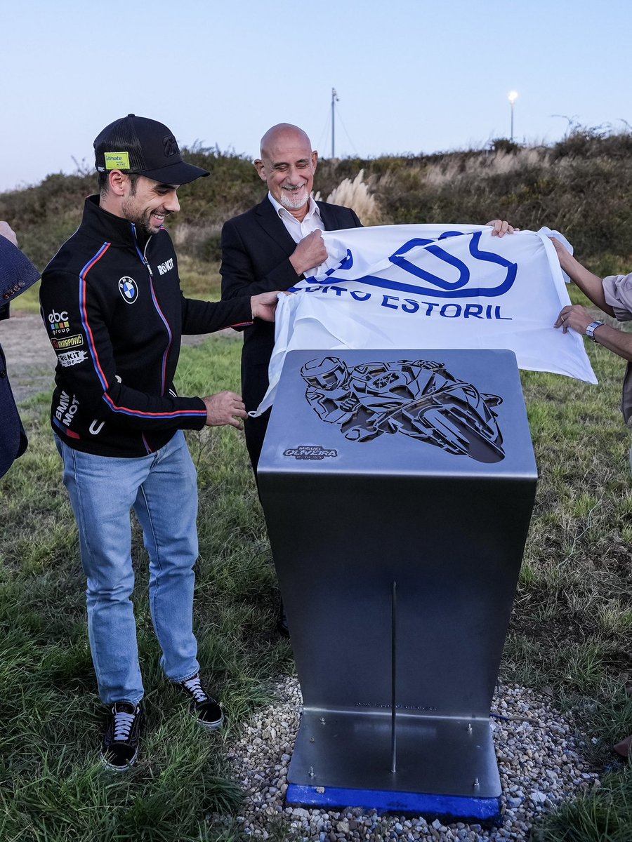 WorldSBK's tweet photo. Portuguese legend 🇵🇹 

Circuito Estoril’s Turn 7 has officially been renamed Miguel Oliveira ⭐️

#EstorilWorldSBK 🇵🇹 #WorldSBK https://t.co/AWgxevScZW