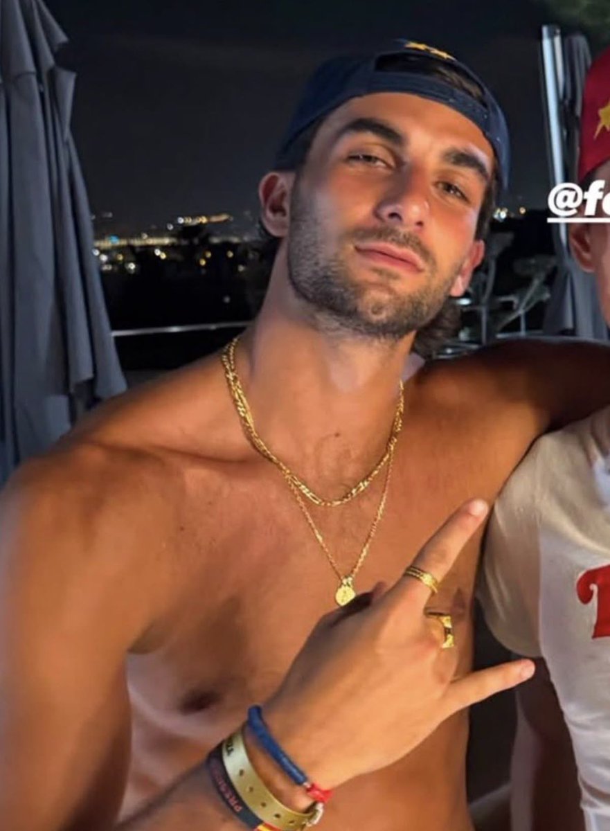 mbpp7_'s tweet photo. El hombre más bisexual que he visto jamás. https://t.co/fGEWEExaiN