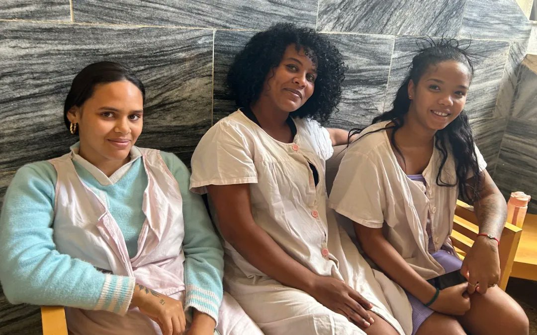 DvidTwit's tweet photo. ❤️Another example of solidarity and friendship with Cuba.

Turning on Lights for Life Solar Energy Reaches Cuban Maternity Homes.

MEDICC, a public health nonprofit, has ensured round-the-clock electricity from new solar panels/batteries for seven maternity homes in Havana. https://t.co/vEEzROxdhq