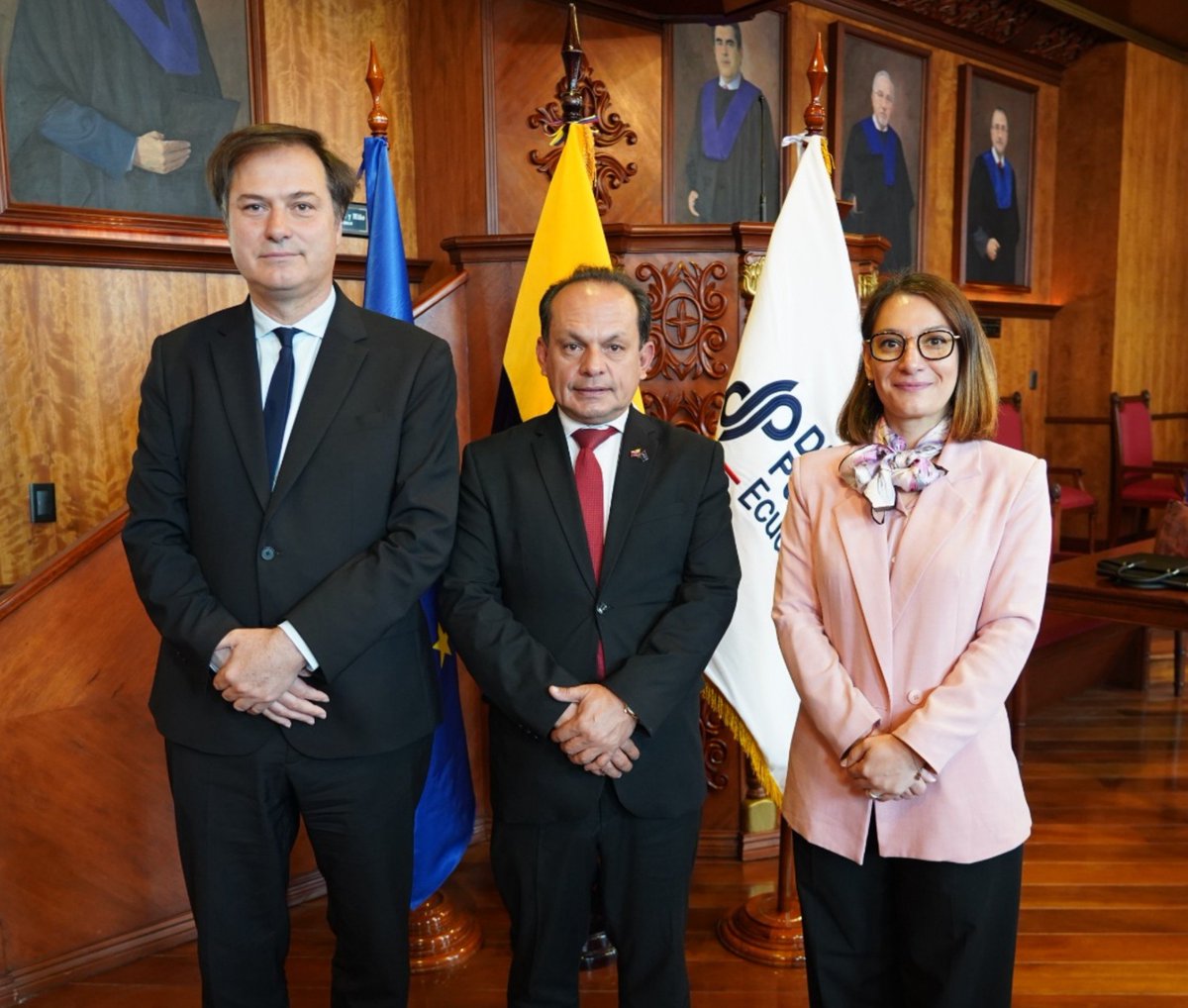 DefPublicaEC's tweet photo. En el cierre del evento el Defensor Público General del Ecuador, Ricardo Morales Vela, destacó que cuando la cooperación regional se convierte en conocimiento, el conocimiento se transforma en capacidad; y cuando esa capacidad llega a la defensa concreta de una persona, la cooperación internacional se convierte en un verdadero instrumento de derechos humanos y justicia.

#MujeresYJusticia