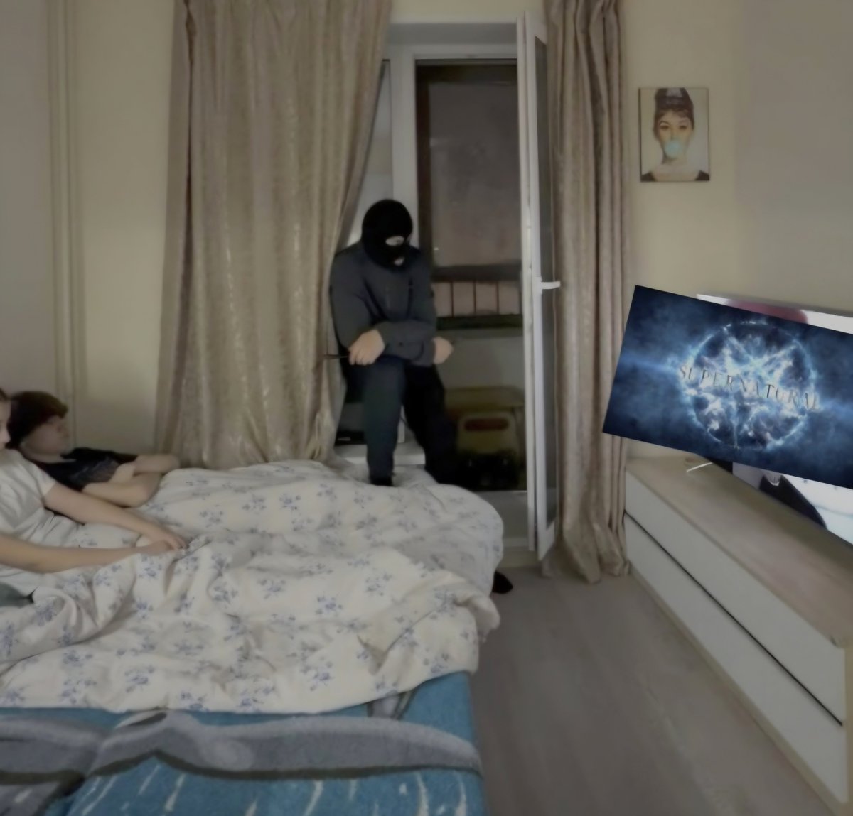 CasIsLoved's tweet photo. when you break into someone's house but they're watching supernatural https://t.co/peO6XVhaGy