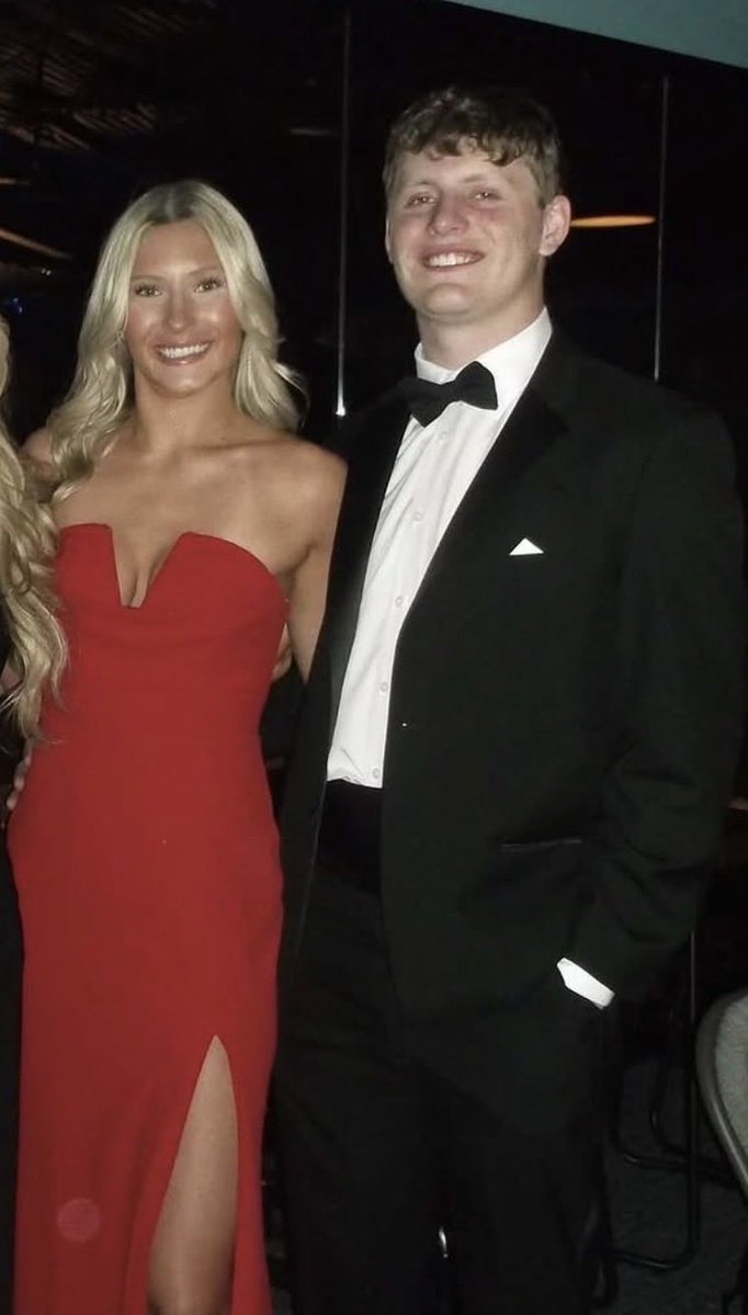 Thebigkirky's tweet photo. Sometimes I wonder if Iโll be able to find my wife. Then I remember this happened
#anythingispossible
#pike https://t.co/hbL5jsOsFL