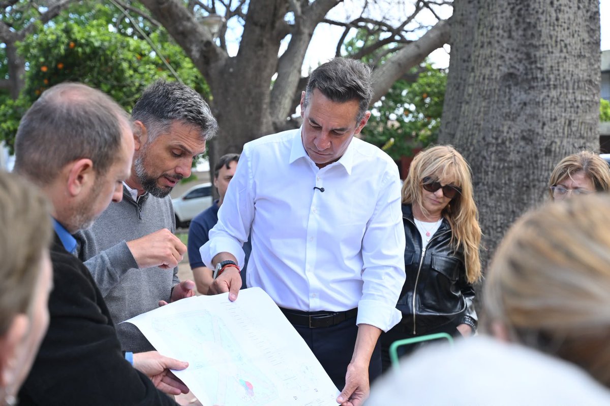 miguelsiciliano's tweet photo. ¡SE VIENE LA RENOVACIÓN DE LA PLAZA PEDRO VIVAS EN TALLERES ESTE!

Nos reunimos con los vecinos de Talleres Este para presentarles el proyecto de restauración de la plaza Pedro Vivas, una obra que comenzaremos en los próximos días.

Vamos a poner en valor el mobiliario y el monumento de Manuel Belgrano, parquizaremos e instalaremos equipos gimnásticos, nuevos juegos infantiles, mesas y bancos a pedido de los propios vecinos. También haremos una cancha de fútbol para niños, en un sector de la plaza que los más pequeños siempre usan para jugar.

Las plazas son el patio de mucha gente que no tiene, son un lugar de encuentro de la comunidad, donde los niños juegan y los más grandes se relajan tomando un mate. El trabajo entre la Provincia y la Muni para restaurarlas es una forma de mejorar la calidad de vida de la gente. Seguimos haciendo por #Córdoba.

#HacerParaCrecer #TalleresEste #NosVemosEnLaPlaza