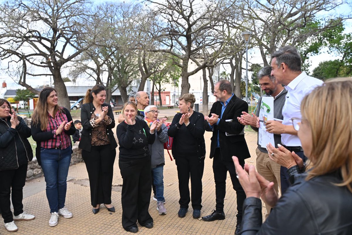 miguelsiciliano's tweet photo. ¡SE VIENE LA RENOVACIÓN DE LA PLAZA PEDRO VIVAS EN TALLERES ESTE!

Nos reunimos con los vecinos de Talleres Este para presentarles el proyecto de restauración de la plaza Pedro Vivas, una obra que comenzaremos en los próximos días.

Vamos a poner en valor el mobiliario y el monumento de Manuel Belgrano, parquizaremos e instalaremos equipos gimnásticos, nuevos juegos infantiles, mesas y bancos a pedido de los propios vecinos. También haremos una cancha de fútbol para niños, en un sector de la plaza que los más pequeños siempre usan para jugar.

Las plazas son el patio de mucha gente que no tiene, son un lugar de encuentro de la comunidad, donde los niños juegan y los más grandes se relajan tomando un mate. El trabajo entre la Provincia y la Muni para restaurarlas es una forma de mejorar la calidad de vida de la gente. Seguimos haciendo por #Córdoba.

#HacerParaCrecer #TalleresEste #NosVemosEnLaPlaza