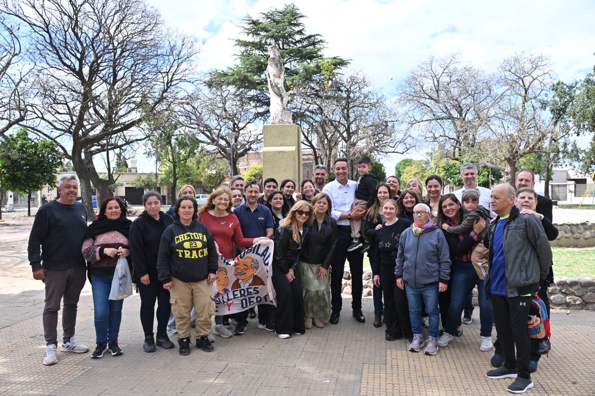 miguelsiciliano's tweet photo. ¡SE VIENE LA RENOVACIÓN DE LA PLAZA PEDRO VIVAS EN TALLERES ESTE!

Nos reunimos con los vecinos de Talleres Este para presentarles el proyecto de restauración de la plaza Pedro Vivas, una obra que comenzaremos en los próximos días.

Vamos a poner en valor el mobiliario y el monumento de Manuel Belgrano, parquizaremos e instalaremos equipos gimnásticos, nuevos juegos infantiles, mesas y bancos a pedido de los propios vecinos. También haremos una cancha de fútbol para niños, en un sector de la plaza que los más pequeños siempre usan para jugar.

Las plazas son el patio de mucha gente que no tiene, son un lugar de encuentro de la comunidad, donde los niños juegan y los más grandes se relajan tomando un mate. El trabajo entre la Provincia y la Muni para restaurarlas es una forma de mejorar la calidad de vida de la gente. Seguimos haciendo por #Córdoba.

#HacerParaCrecer #TalleresEste #NosVemosEnLaPlaza