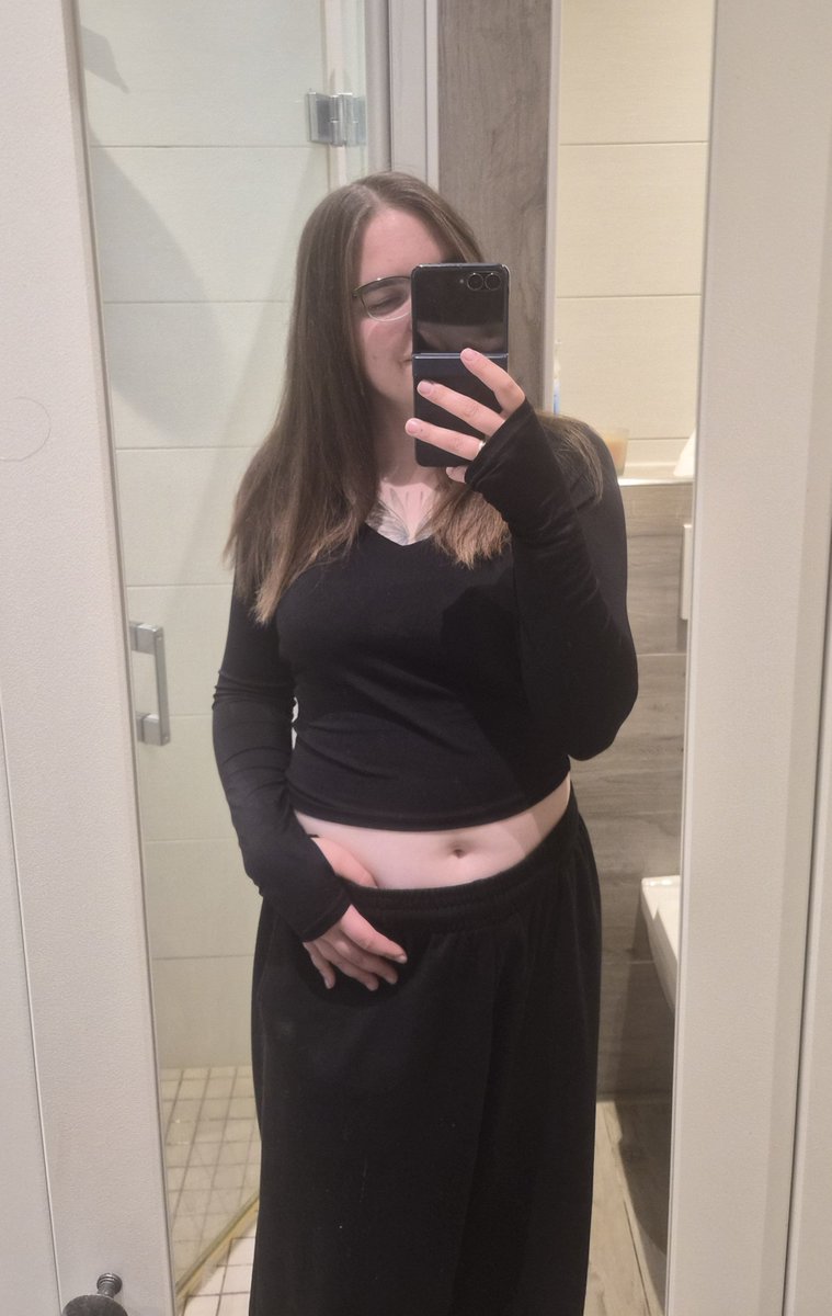 D_lightful_'s tweet photo. I really need thumb holes to make a comeback 🥺 https://t.co/wXyv9ZWqFQ