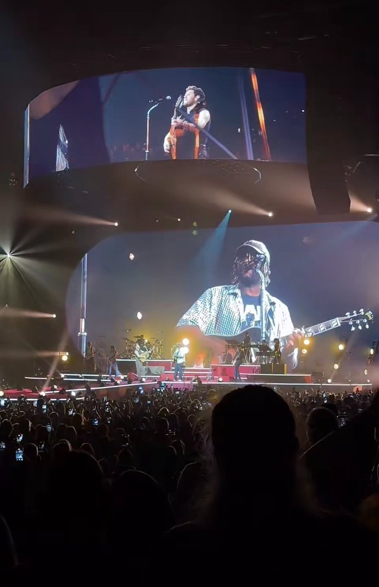 NHGALLERY93's tweet photo. Niall brought out Myles Smith and they are singing Drive Safe!!

#DPLOTBerlin https://t.co/ozGgtveflP