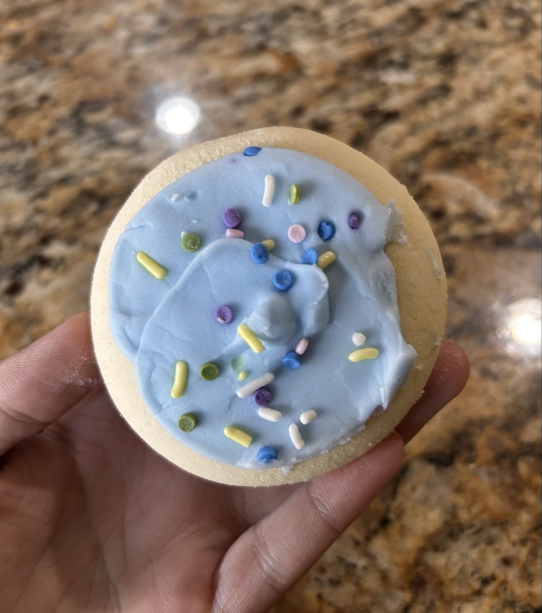 r3xicvoicez's tweet photo. mmmmm pure american calorie slop 🤤🤤🤤🤤🤤 smells like playdough 🤤🤤🤤 texture like sand 🤤🤤🤤🤤🤤 artificial and probably causes 100 cancers 🤤🤤🤤🤤 i love. It 🤤🤤🤤 https://t.co/CQswXdQUEY