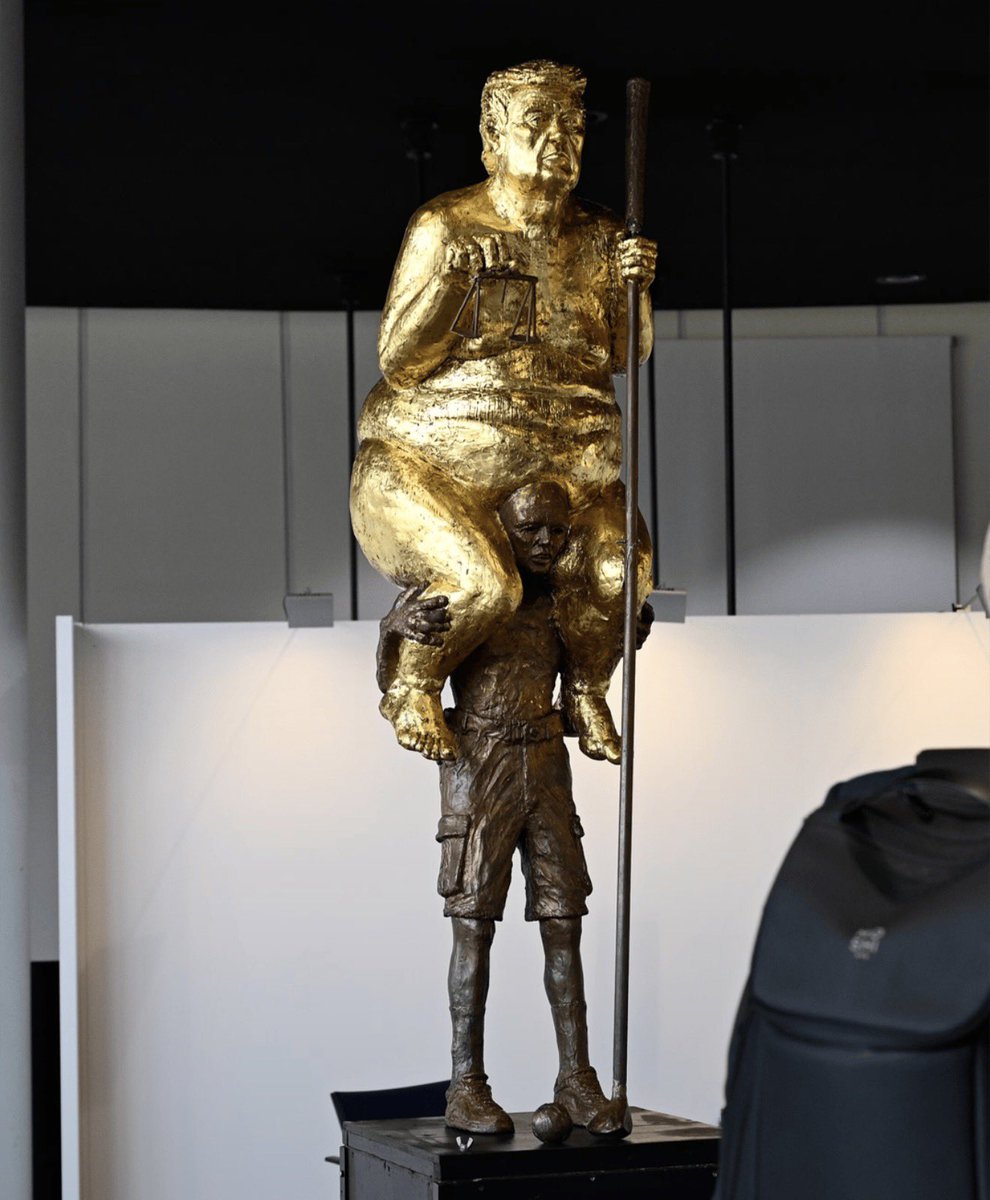 Georg_Pazderski's tweet photo. Fico tobt zu Recht: Weg mit der Trump-Statue!

Er nennt die spöttische Trump-Statue im EU-Parlament ein Zeichen für den Verfall der EU. Sie beleidige einen Partner und zeige, dass die Parlamentsführung nicht mehr zwischen legitimer Meinung und dem Treiben „geistig bankrotter Individuen, Abenteurer und Wahnsinniger" unterscheiden könne. 

Er verlangt die sofortige Entfernung. 

HAT ROBERT FICO RECHT❓