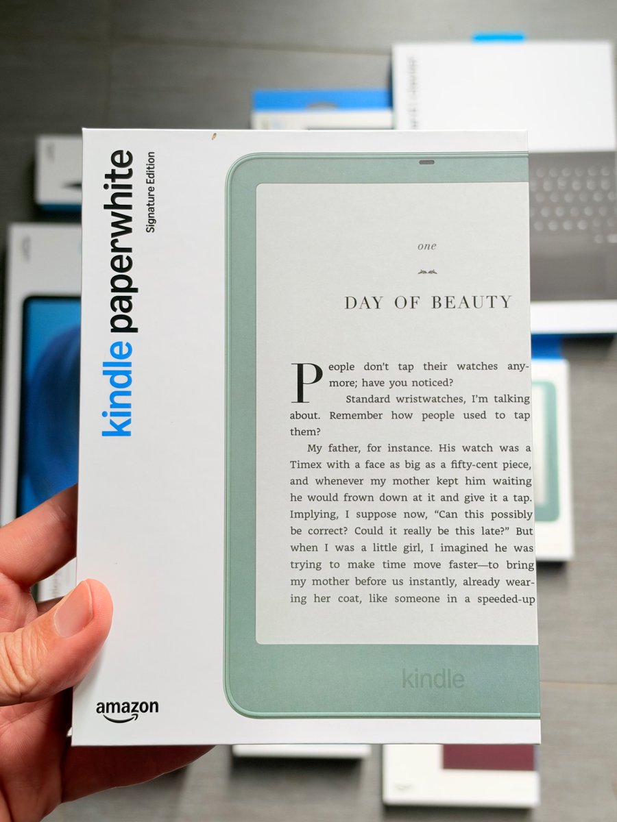 AndruEdwards's tweet photo. Amazon has been in the lab COOKING! The new Kindles (standard, Paperwhite, and Colorsoft) look great, and the new Amazon Alexa Tablet is a HUGE step up from the Fire tablets that they're replacing.

Even the packaging got an upgrade.

Are you picking any of these up? I'll have videos soon of everything!

@amazonalexa @amazonkindle @amazon