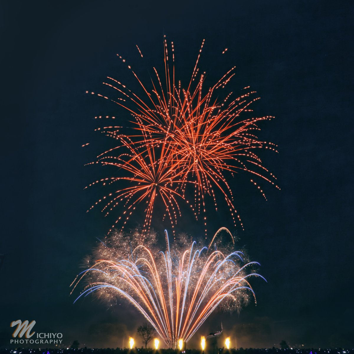 MichiyoPhoto's tweet photo. Long-exposure photography captures moments and stretches of time that would otherwise disappear. It turns the present into history, making it memorable, readable, and appreciable to the audience.
#fireworks #London #Bonfire https://t.co/cNlt10xMzU