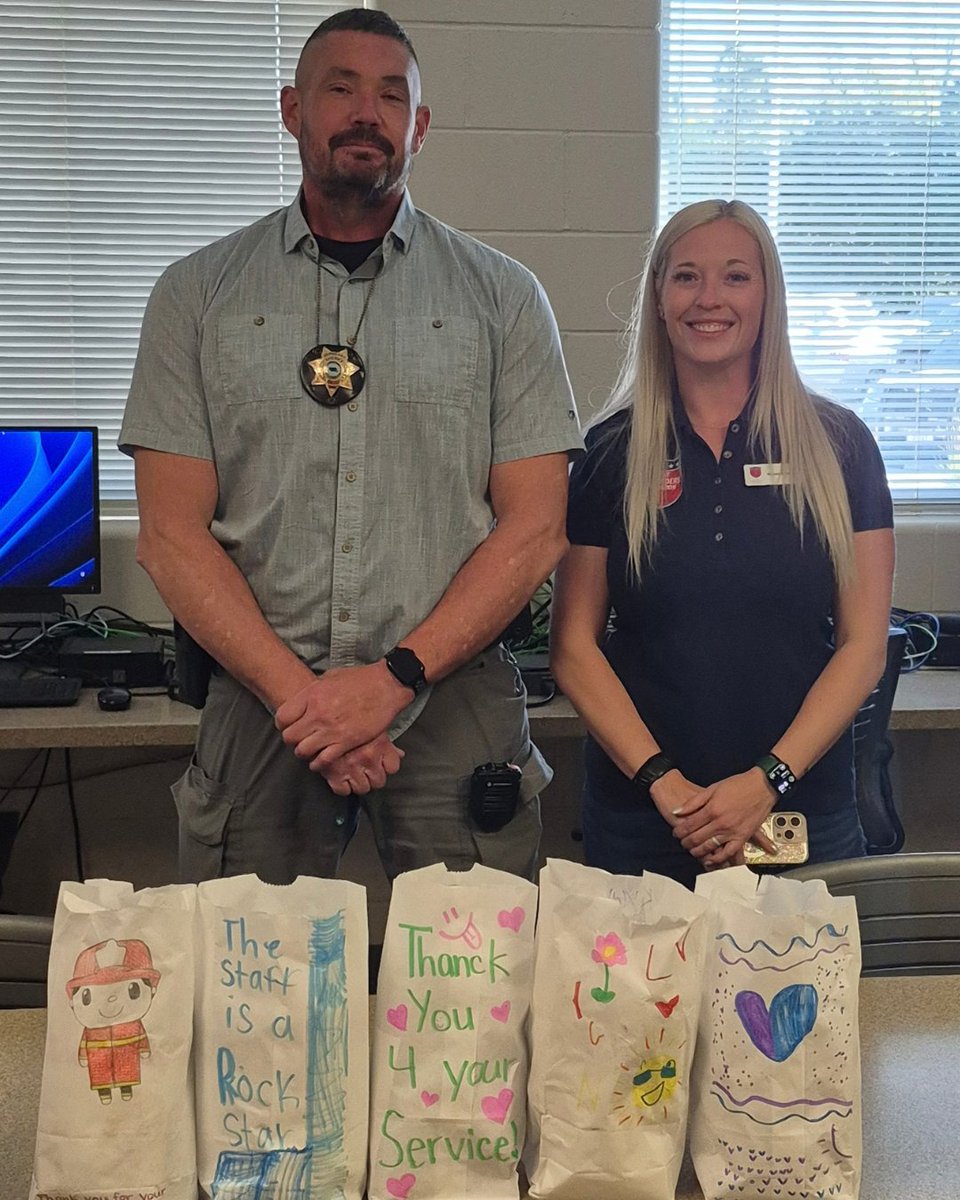 DCSheriffNE's tweet photo. Thank you to First Responders Foundation for bringing by lunch for Deputies today. We greatly appreciate your support! https://t.co/2Ubt1Awaao