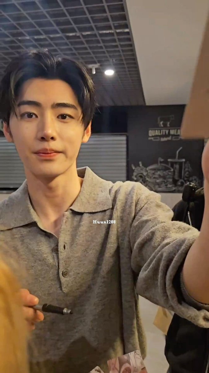romanceuntoId's tweet photo. his cute little face im going to eat it https://t.co/E9kBbCuFUs