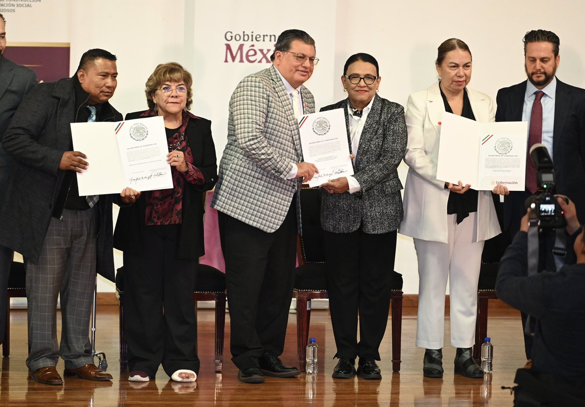 rosaicela_'s tweet photo. #Hoy entregamos 90 Certificados de Registro Constitutivo a Asociaciones Religiosas, lo que les brinda certeza jurídica. Reconocimos la labor que realizan en beneficio de sus comunidades y el trabajo conjunto para abonar a la paz y a la construcción de un #México más fraterno y solidario. 🇲🇽🕊️ @Claudiashein @RocioBarcenaM
