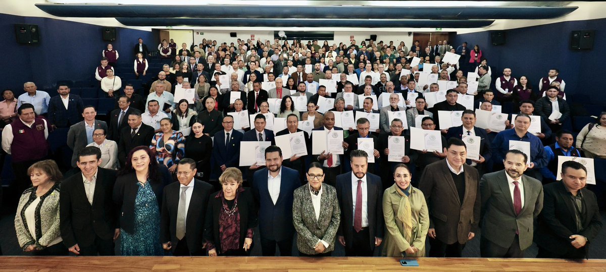 rosaicela_'s tweet photo. #Hoy entregamos 90 Certificados de Registro Constitutivo a Asociaciones Religiosas, lo que les brinda certeza jurídica. Reconocimos la labor que realizan en beneficio de sus comunidades y el trabajo conjunto para abonar a la paz y a la construcción de un #México más fraterno y solidario. 🇲🇽🕊️ @Claudiashein @RocioBarcenaM