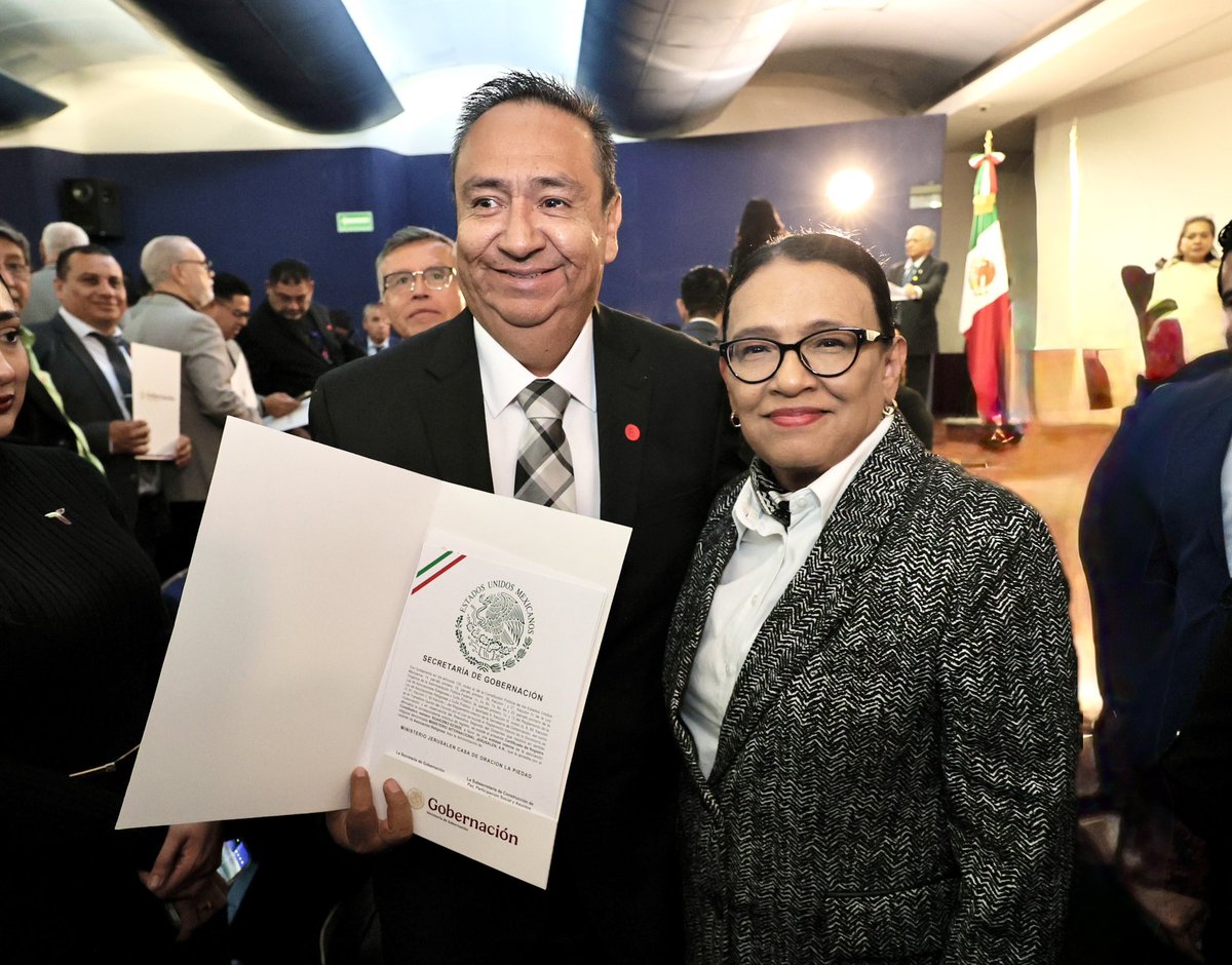 rosaicela_'s tweet photo. #Hoy entregamos 90 Certificados de Registro Constitutivo a Asociaciones Religiosas, lo que les brinda certeza jurídica. Reconocimos la labor que realizan en beneficio de sus comunidades y el trabajo conjunto para abonar a la paz y a la construcción de un #México más fraterno y solidario. 🇲🇽🕊️ @Claudiashein @RocioBarcenaM