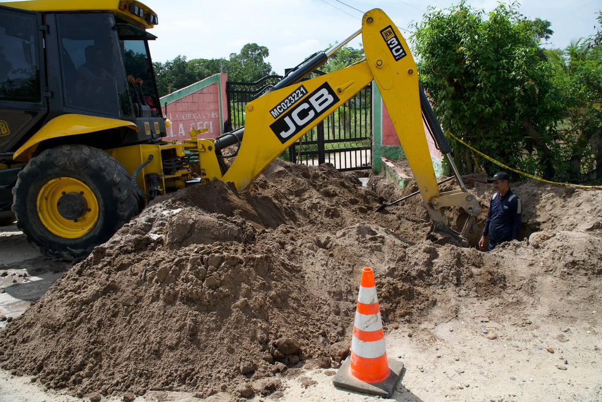 SomosTripleA's tweet photo. Triple A anuló nueve conexiones ilegales en la conducción Achotera, el agua hurtada debía llegar a la población de Polonuevo y Baranoa

 Triple A anuló nueve conexiones no autorizadas sobre la conducción Achotera, en el tramo comprendido entre Sabanagrande y Polonuevo, durante un operativo adelantado conjuntamente con la Gobernación del Atlántico. La intervención permitió recuperar de inmediato 15 litros por segundo, un caudal que ya se refleja en la recuperación de los tanques de almacenamiento en la EBAP Achotera y en la continuidad del suministro.

https://t.co/P8FW6Pxqn4
