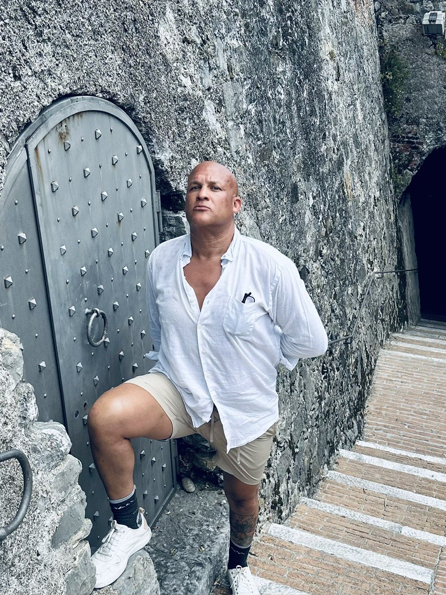 PositivPhil's tweet photo. Every closed door is just a door you have not opened yet. Keep walking. Good things are on the other side. https://t.co/uU6dAr7WJF https://t.co/SMpmN3IOin