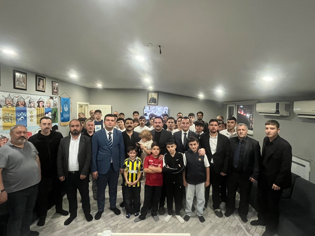 Aalparslandogan's tweet photo. 📍 Esenler

Ülkü Ocakları Esenler İlçe Başkanlığımızı ziyaret ederek, düzenlenen tilavet programına iştirak ettik.

Peygamber Efendimiz Hz. Muhammed’in (SAV) ruhuna, Başbuğumuz Alparslan Türkeş’in ruhuna, aziz şehitlerimizin ve tüm geçmişlerimizin ruhlarına Kur’an-ı Kerim okuyup dualar ettik.

Cenab-ı Allah okunan Kur’an-ı Kerim’i ve edilen duaları kabul eylesin.🇹🇷
