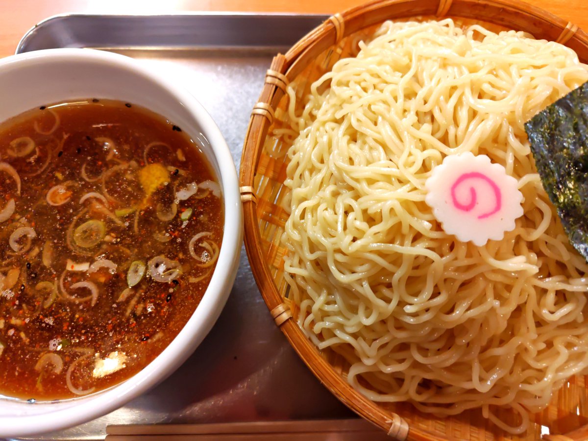 09_comomo613pom's tweet photo. 食券を買ってたら席が空いた🥳🙌
#日吉大勝軒 さんへ

☆つけ麺

給食みたいな銀のトレーにジャストで収まってる、
小さなザル＆つけスープがどことなくレトロ😚🎵
魚介がフワホワ漂う、甘辛酸のキリッとスープ🤤💕
ちゅるプチ中細麺をすすって、
スープ染み染みお肉をパクリ😋💨

ごちそうさまでした https://t.co/obt9YJ7XPI