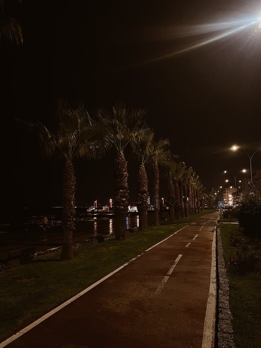dritacatt's tweet photo. Bi' yağmur yağsın da. Bi' şarkı çalsın.☔️🎶 https://t.co/XX8WkJXI1R