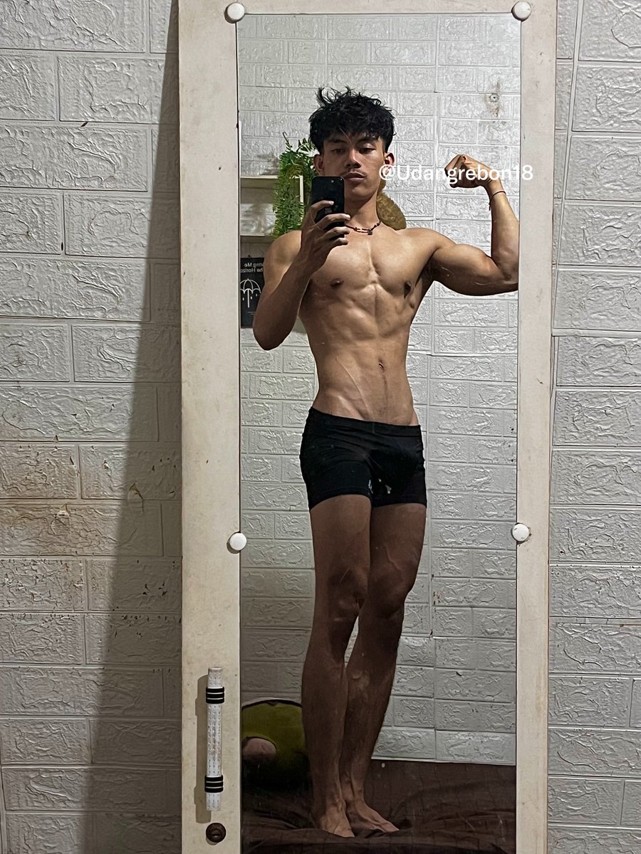 Udangrebon18's tweet photo. full body https://t.co/5gye0gboZi