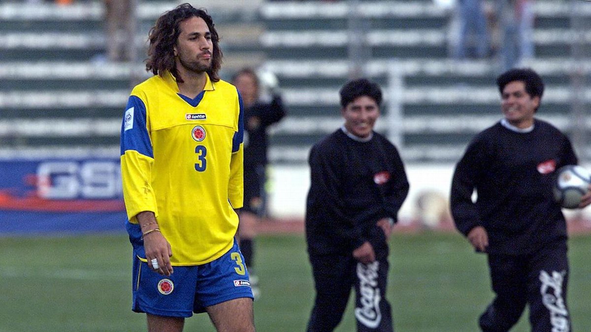 fpcbiblio's tweet photo. Estuvimos tan mal que Bolivia, en el 2003, nos propinó un 4-0. Ese día expulsaron a Iván Ramiro Córdoba. https://t.co/sru7Zm1zh9