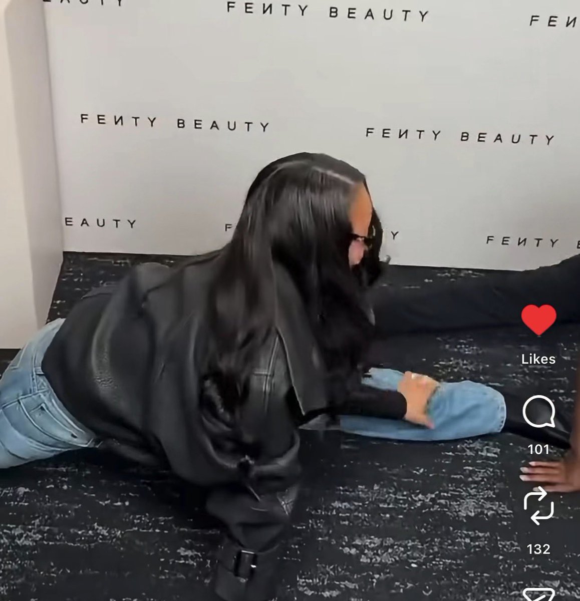StDelReyy's tweet photo. Wait why am I gagged at rih kickin a split??? I didn’t know mother was this flexible https://t.co/O9BxxfW440