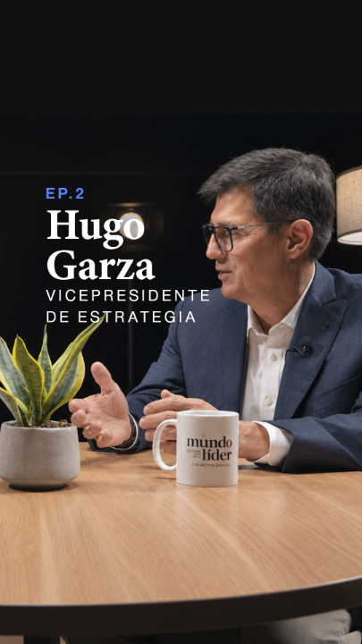 A promotional graphic for episode 2 of a show featuring 'Hugo Garza, VICEPRESIDENTE DE ESTRATEGIA', seated at a wooden table with a 'mundo líder' coffee mug.