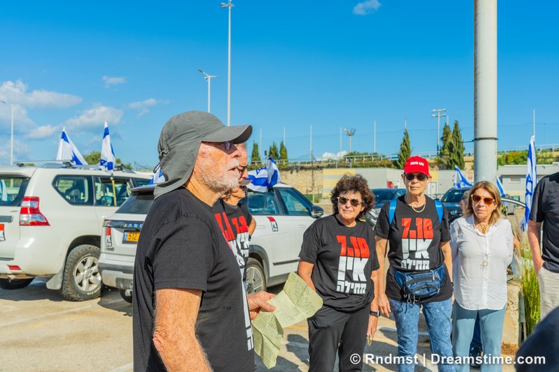 Dreamstime's tweet photo. People in Haifa, Israel prepare a convoy of decorated cars for a protest marking three years since October 7
https://t.co/ShWFKZvoZc
#October7 #ThreeYearsSinceOctober7 #Haifa #Israel #CarConvoy #Protest #Remembrance #Solidarity https://t.co/XMnXxDG43S