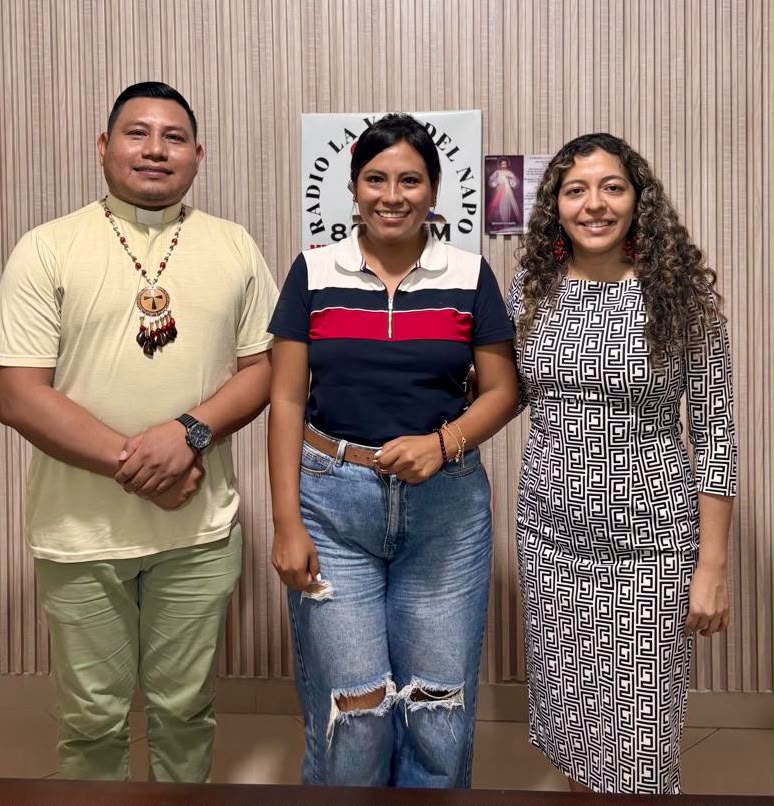MIT_Ecuador's tweet photo. #MITEnMedios| La directora Zonal 2, Yésica Aigaje, en entrevista con #RadioLaVozdelNapoinformó sobre las acciones del Gobierno Nacional para fortalecer la vialidad y el acceso a vivienda.
🏠 Vivienda: Se realiza la construcción de 140 viviendas 100 % subsidiadas en Archidona, con un avance del 30 % y la generación de 100 empleos.
🛣️ Vialidad: Intervenimos la E45 Baeza–Narupa–Coca, ejecutamos mantenimiento en el puente sobre el río Tena y en la vía El Chaco–San Carlos, y próximamente iniciaremos trabajos en la “Y” de Baeza–Papallacta.
🚜 Además, fortalecemos nuestra capacidad de respuesta ante eventos climáticos con nuevo equipo caminero y avanzamos en la intervención de la E486 Campo Cocha–Yuralpa.