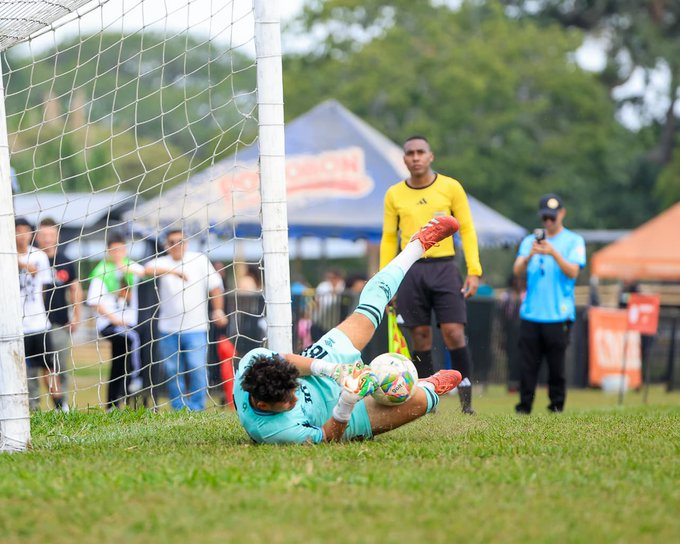 diarioelradarsv's tweet photo. #Deportes | ¡La #SelectaSub20 avanza en Colombia! 🇸🇻⚽ Tras un sufrido empate 1-1 en tiempo regular, la Azul y Blanco se impuso 3-2 en los penales ante Passport y se mete de lleno en los octavos de final del «Torneo Las Américas 2026». ¡Arriba muchachos! 🚀🎯 https://t.co/pBrYhNqXEl