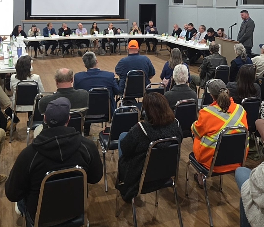 CUPEOntario's tweet photo. A huge shoutout to @cupe_4705 for bringing together #greatersudbury workers, #MunicipalElection candidates, and communities to discuss the future of our public services.
@cupe_4705 is northern Ontario's largest CUPE local, representing approximately 1,500 municipal workers in emergency services, social services, libraries, roads, the airport, and more.
The event was a great opportunity to engage with municipal candidates about the issues that matter to workers and their communities, including the importance of keeping our public services public.
Even better, 22 candidates signed the https://t.co/u8r3XvMTNe pledge!