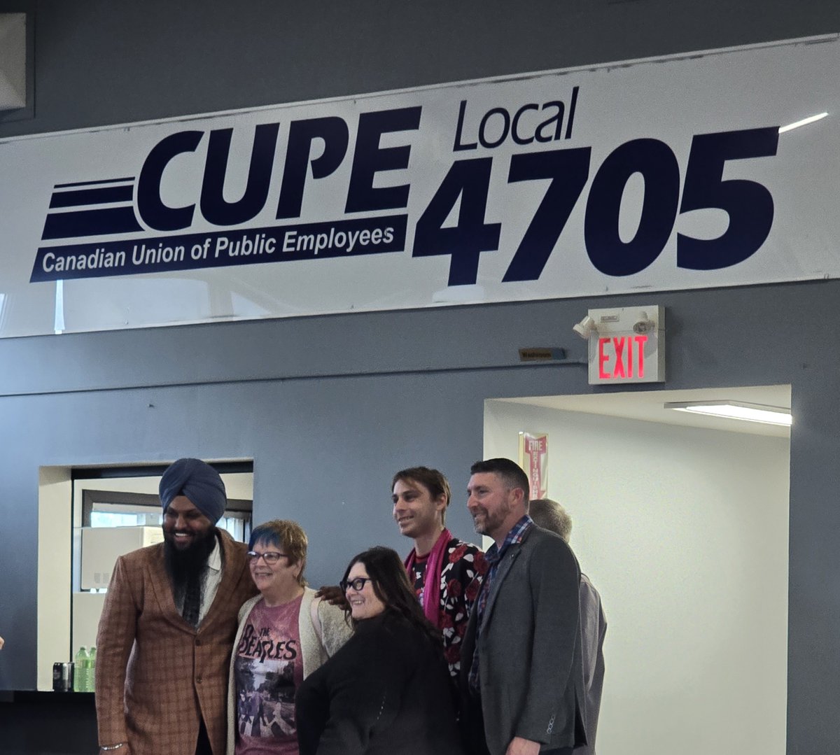 CUPEOntario's tweet photo. A huge shoutout to @cupe_4705 for bringing together #greatersudbury workers, #MunicipalElection candidates, and communities to discuss the future of our public services.
@cupe_4705 is northern Ontario's largest CUPE local, representing approximately 1,500 municipal workers in emergency services, social services, libraries, roads, the airport, and more.
The event was a great opportunity to engage with municipal candidates about the issues that matter to workers and their communities, including the importance of keeping our public services public.
Even better, 22 candidates signed the https://t.co/u8r3XvMTNe pledge!
