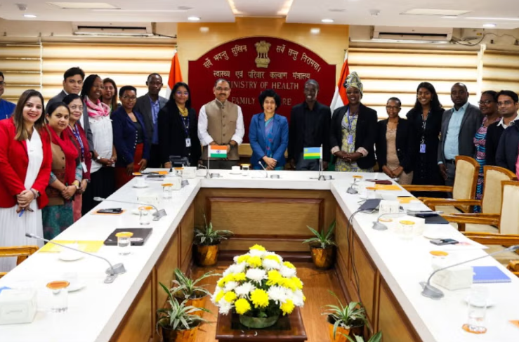 UNOSSC's tweet photo. With support from the Govt. of 🇮🇳 #India through the #IndiaUNFund, managed by @UNOSSC, 313 midwifery students in 🇷🇼 #Rwanda are being supported with scholarships to advance their studies from advanced diploma to master’s-level programmes in midwifery education.

🔗https://t.co/n66VjRI1hu