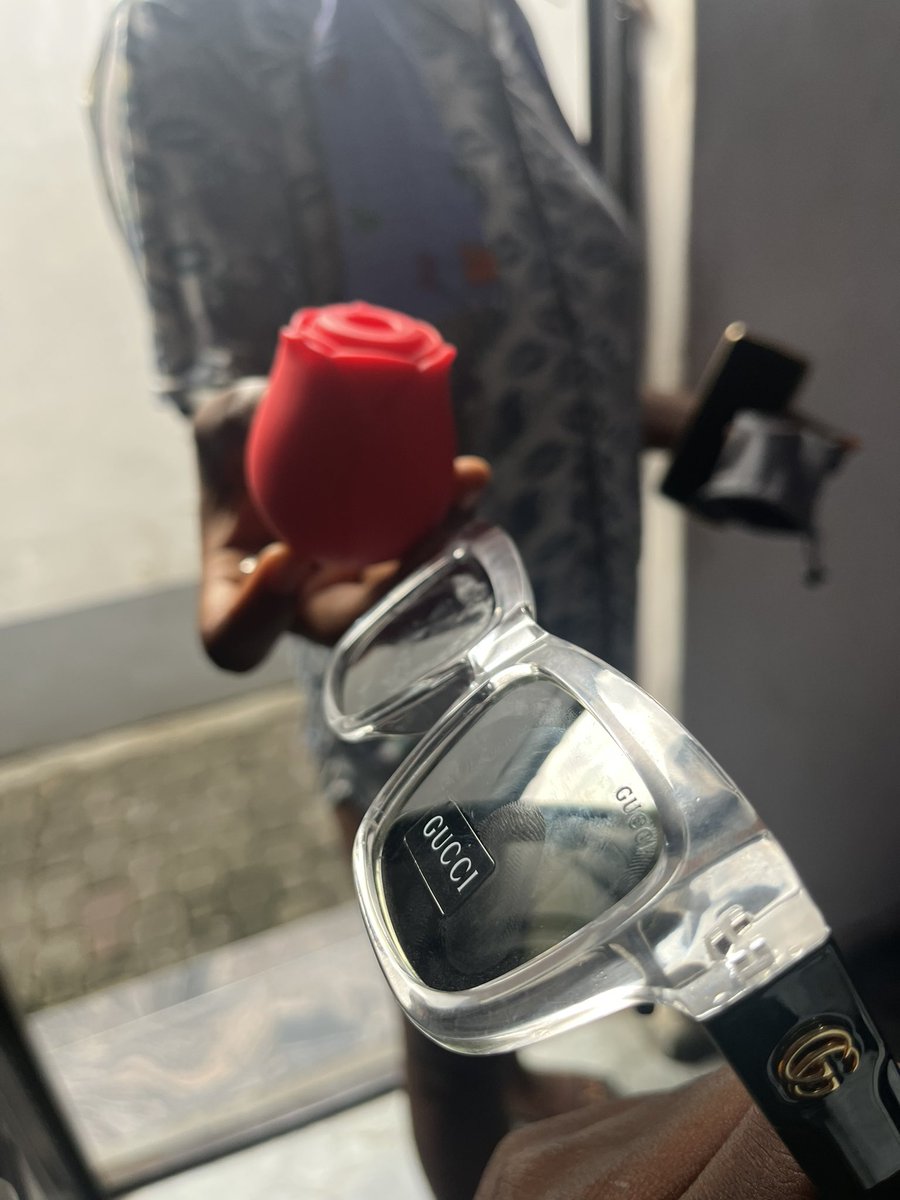 don_dollarsmart's tweet photo. Iced out & unbothered.
Mercedes on the head, Gucci on the eyes, Supreme on
Stacks on the neck, smoke in the air 💨
They talking, I’m living.
#StreetKing #IcedOut #Supreme #Gucci #SoftLifeHardMoves https://t.co/VAa5l4lMAN