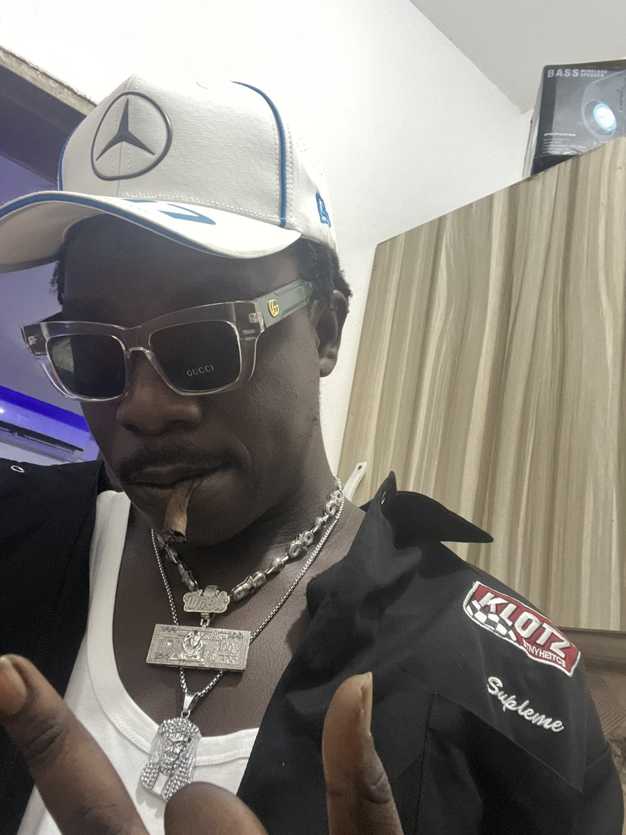 don_dollarsmart's tweet photo. Iced out & unbothered.
Mercedes on the head, Gucci on the eyes, Supreme on
Stacks on the neck, smoke in the air 💨
They talking, I’m living.
#StreetKing #IcedOut #Supreme #Gucci #SoftLifeHardMoves https://t.co/VAa5l4lMAN