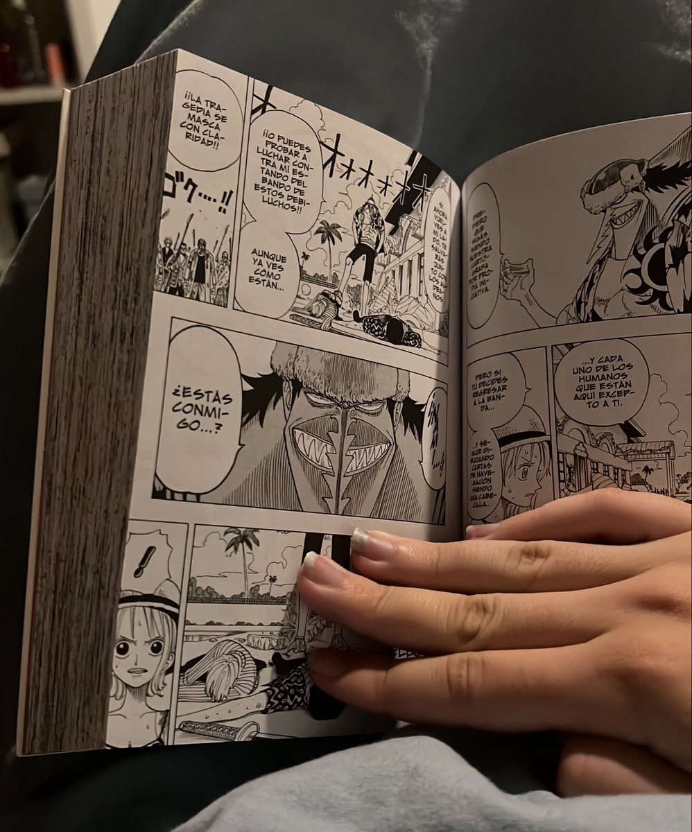 __23paula_'s tweet photo. leyendo un poquito one piece antes de dormir 🖤 (mido 1,55 y me gustan los coches) https://t.co/PZyY5W8RDT