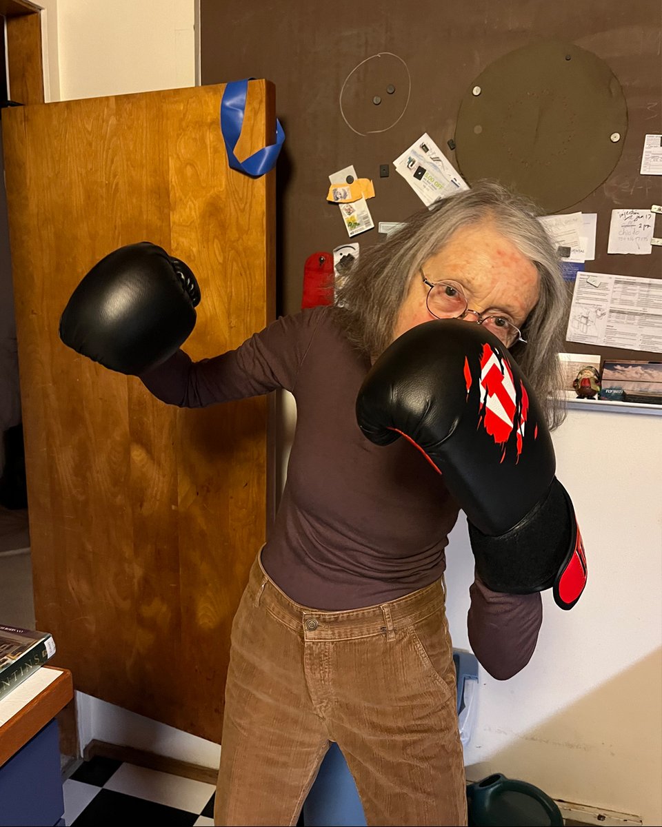 dieworkwear's tweet photo. anne carson trains in boxing and would kick your ass https://t.co/dTssyx0432