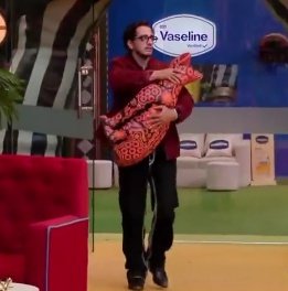 comeoncheeks_'s tweet photo. Same energy 🥺💔

#QaziTouqeer #BiggBoss20 #BB20 https://t.co/3t2lBpxwcJ