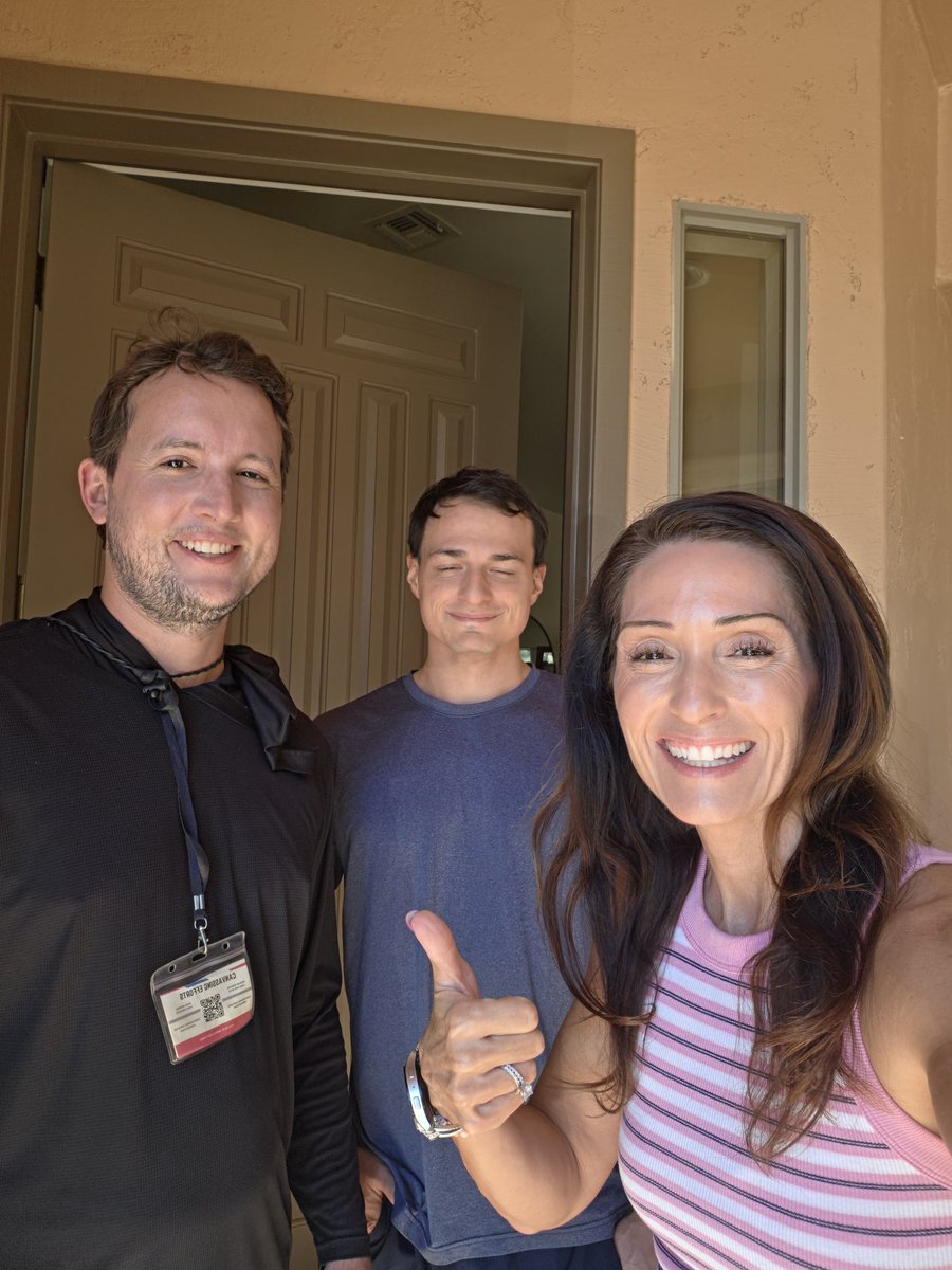 JanDubauskas's tweet photo. Charles from @AmericaFirstPAC knocked our door. He's knocked 10,000 doors in the last six weeks - and expects to knock 10,000 more by Nov 3rd! 🇺🇸

We gave him a bottle of water and thanked him for his incredible work! Let's go, Team! ✅️👍 https://t.co/R7pm20anVS
