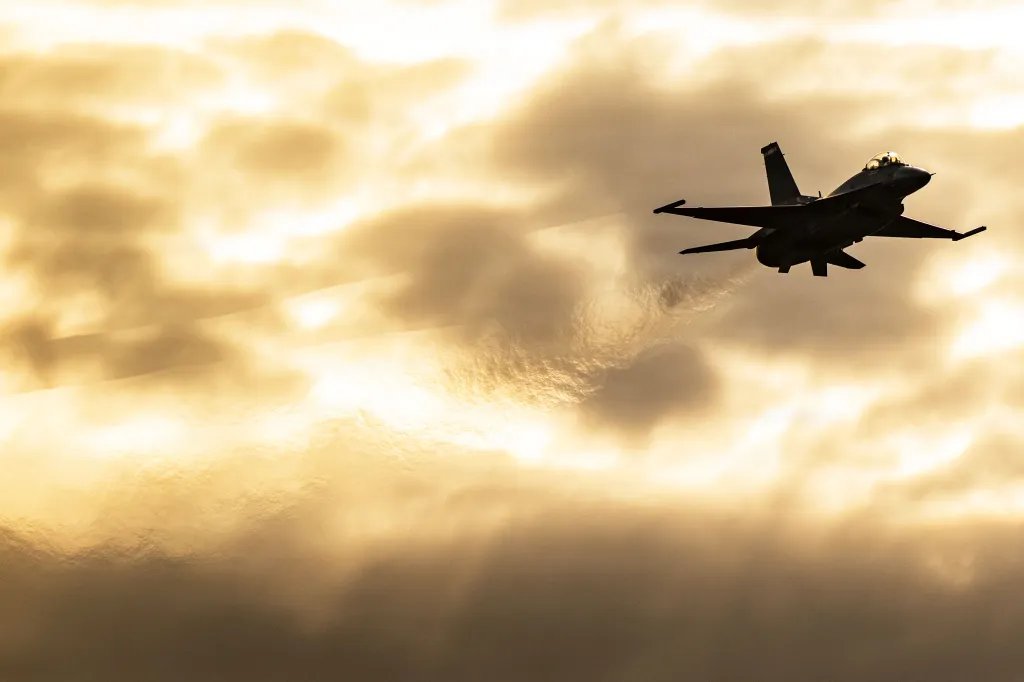 Military_OSTX's tweet photo. 🔻 جاري حرق أوكار الإرهاب في #صنعاء  .  .  .

يذكر أن المرحلة الأولى من العملية التمهيد الجوي والمدفعي قبل البدأ بالزحف نحو العاصمة صنعاء  . https://t.co/M35whZy0hY