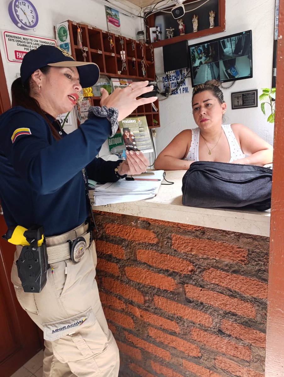 MigracionCol's tweet photo. 📍#Risaralda | Durante la #SemanaDeReceso hacemos equipo con @PoliciaColombia para adelantar labores de inspección, control y vigilancia en hoteles y hospedajes del municipio de Santa Rosa de Cabal, orientados a verificar el cumplimiento de la normativa migratoria. https://t.co/bYoc1ii0lQ